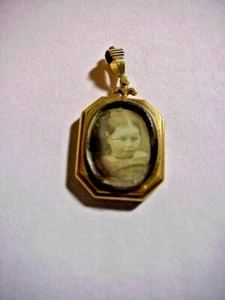 Antique 14K  GOLD MOURNING PENDANT with DAGUERREOTYPE PHOTO of YOUNG CHILD - Bild 1 von 3