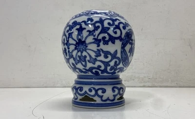 Jarrón de cerámica azul y blanco. 7 pulgadas de alto. Jarrón artístico de cerámica Foto 1 de 4