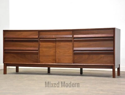 Cômoda American of Martinsville refinada de nogueira e pau-rosa - Imagem 1 de 4