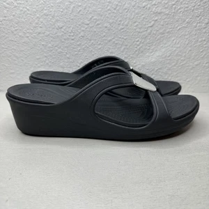 Sandalias de cuña Crocs Sanrah plateadas martilladas medallón tiras negras para mujer talla 8 - Imagen 1 de 7