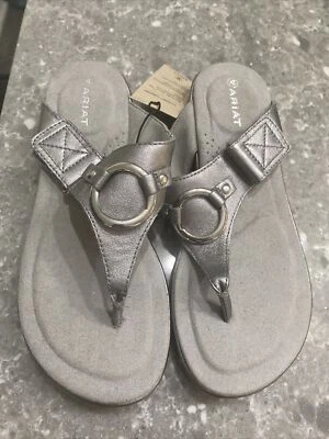 Sandalias Ariat Tanga Cuero Plateado 10017469 Anillo Acento Ajus Correa Talla 6.5B NUEVAS Foto 1 de 4