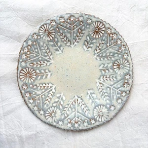 Makoto Kagoshima runder Teller 5,7" Kunstkeramik Keramik geprägt weiße Blumen - Bild 1 von 4