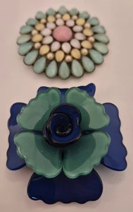 2 große Broschen beide im Blumenmotiv. 1) mit farbigen Steinen besetzt, 1) emailliert - Bild 1 von 5