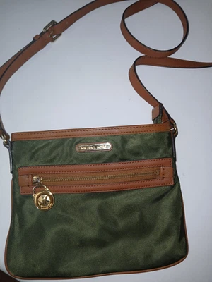 Correa de cuero de nailon ajustable cruzada verde Michael Kors Foto 1 de 4