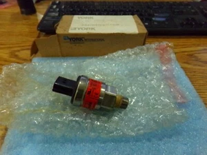 York International:  025 28678 002  Pressure Transducer.     Unused Old Stock - Picture 1 of 2
