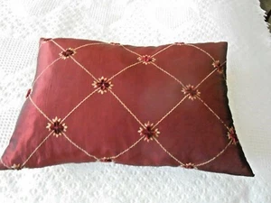 Vintage 80er Satin Überwurf Rechteck Kissen - weinrot Farbe mit bestickten Blumen - Bild 1 von 5