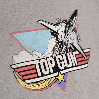 CAMISA TOP GUN MASCULINA CINZA MÉDIA MAVERICK TOM CRUZE F14 FILME PARAMOUNT NOVA COM ETIQUETAS - Imagem 1 de 4
