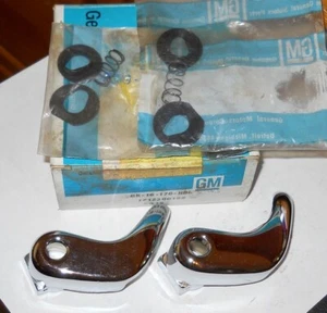 NOS 1980-86 Chevroelt GMC Truck Blazer RH Wing Window Handle X2 - Foto 1 di 1
