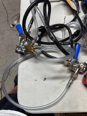 Kegco barril de CO2 de doble calibre, acopladores y mangueras de grifo de barril de sistema 2D Foto 1 de 4