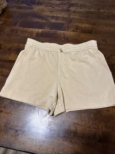 "Lululemon Talla 12 Corto 2.5"" Crema, Color Pantalones Cortos, Bolsillos" - Imagen 1 de 9