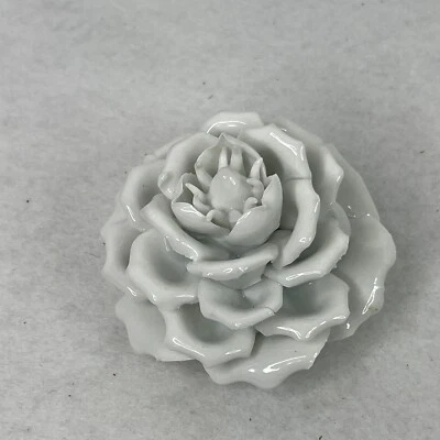 "Mesa con flores de cerámica blanca esmaltada decoración rosa camelia 3x1,5""" Foto 1 de 4