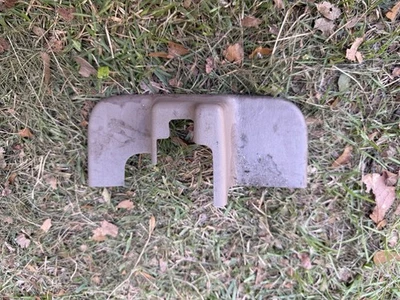 Soporte de asiento delantero izquierdo para moldura de piso | 00-05 Ford Excursion Foto 1 de 2