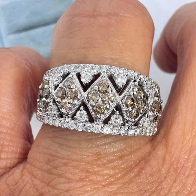 Alianza de boda ancha de diamantes de corte redondo de 2,00 quilates chapada en plata en oro blanco de 14 quilates Foto 1 de 4