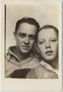 SPLENDIDO RITRATTO di PADRE BELLO e FIGLIO FIDUCIOSO - Foto 1 di 1
