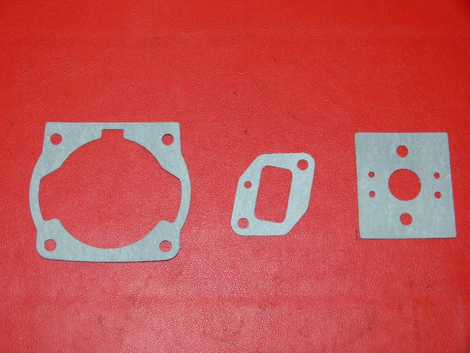 Joint entre pipe admission carburateur débroussailleuse à droite sur la photo