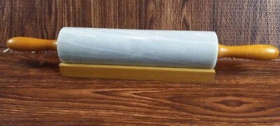 Rodillo de mármol con asas de madera y base, gris y blanco Foto 1 de 4