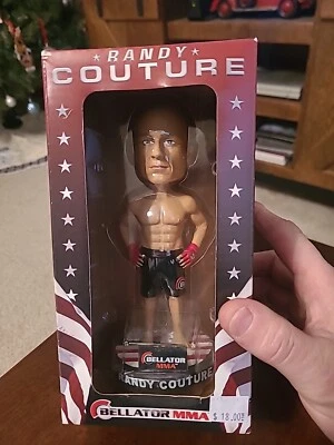 漂亮的 MMA Randy Couture 限量版摇头公仔。 全新带盒 — 第 1/3 张图片