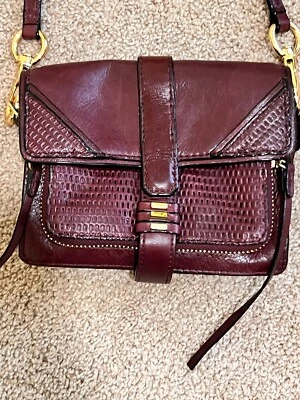 She + Lo 皮革摩托相机钱包斜挎包紫色穿孔 — 第 1/4 张图片