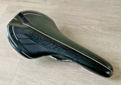 SILLÍN DE CARRERAS SYNCROS RIELES CROMOLY 244 GRAMOS 128 MM X 280 MM Foto 1 de 4