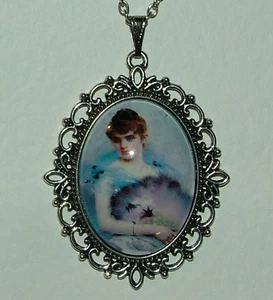 GROSSE GLASKAMEE MÄDCHEN MIT FEDERFÄCHER VIKTORIANISCHER STIL DK VERSILBERT ANHÄNGER - Bild 1 von 2