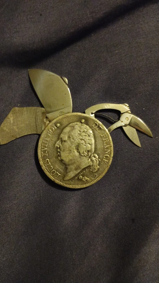 Navaja de Bolsillo Antigua Moneda de Francia Hecha de Plata de 1817 Cortada por la Mitad Foto 1 de 3