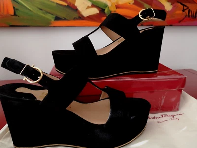 Sandalias Ferragamo Usadas en Excelente Condición Gamuza Negra Cuña Plataforma Acento Dorado IT 40 US 10 Foto 1 de 4