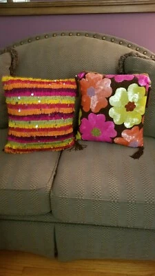 SET OF 2 BEAUTIFUL VTG INSIDE LUXURY DECORATIVE SOFA/CHAIR THROW PILLOWS (17") - Image 1 of 4