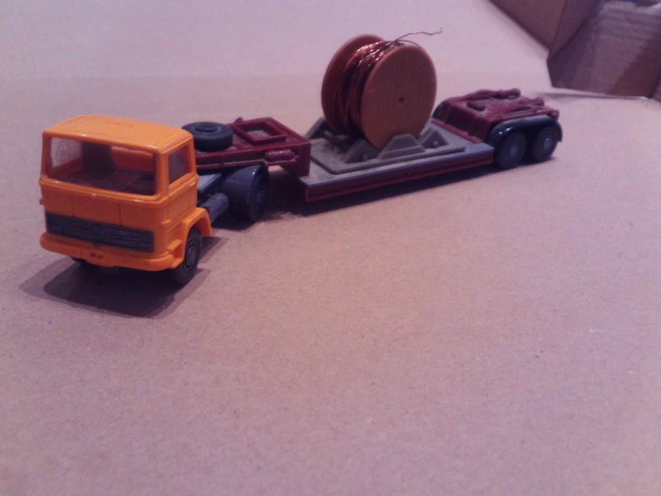 Wiking Mercedes Benz mit Tieflader + Ladung Kabelrolle orange-rot-grau 1:87 HO - Bild 1 von 1