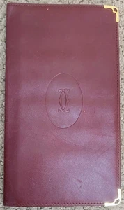AUTÉNTICA CARTERA CARTIER BI-PLEGABLE LARGA DELGADA DE CUERO USADA BURDEOS ROJA - Imagen 1 de 11
