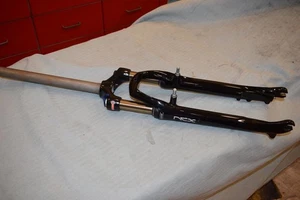 SR SUNTOUR NCX with lock suspension 1 1/8'' threadless Fork 700C hybrid Trekking - Picture 1 of 13