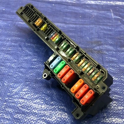 BMW 525i 2004-2007 módulo de relé de caja de fusibles de distribución de energía trasera OEM 6957330 N1 Foto 1 de 4