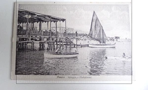 VECCHIA CARTOLINA VINTAGE PESARO SPIAGGIA PIATTAFORMA BARCHE ANIMATA VG - Foto 1 di 2