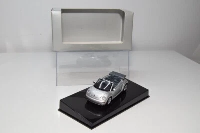 B57 1:43 AUTOART 59758 VW VOLKSWAGEN NEW BEETLE CABRIO REFLEX SILVER GREY MIB - Immagine 1 di 4