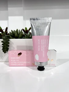 Neu Box Trader Joe's Rose Handcreme Ultra feuchtigkeitsspendend 3oz feuchtigkeitsspendende Behandlung - Bild 1 von 1