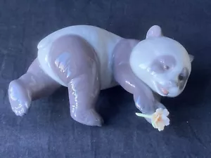 LLADRO PORCELAIN FIGURINE A JOYFUL PANDA , model 8356, PERFECT CONDITION. - Picture 1 of 7