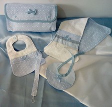 Set composto da bavaglini, portaciuccio, salvaspalla e portapannolini