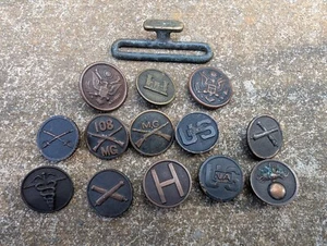 LOT OF 11 US ARMY WW1 COLLAR DISCS INFANTRY ARTILLERY OVERCOAT BUTTONS BUCKLE - Picture 1 of 4