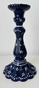 Gmundner Keramik Dirndl blau Kerzenhalter 25 cm GK2544 (2506DE11) 06/25 - Imagen 1 de 6