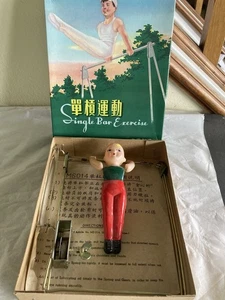 Vintage 70er China Aufziehturner Spielzeug "Einzelstab Übung" Box & Anleitung - Bild 1 von 9