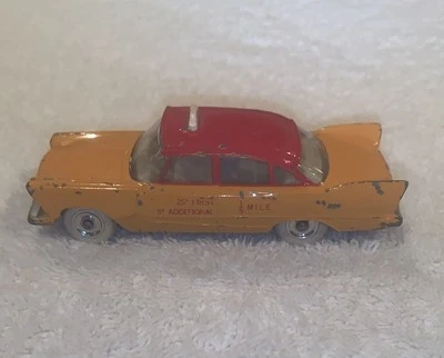 Dinky Toys Plymouth Plaza Vintage Meccano Diecast Car Auto Rojo Amarillo Foto 1 de 4