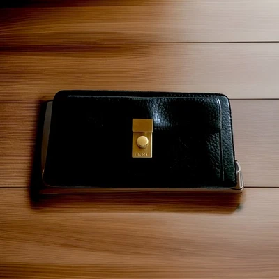 Cartera DKNY Donna Karan Marrón Oscuro Cuero Guijarro Cremallera Alrededor y A Presión 7.5" x 4" Foto 1 de 4