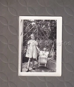 Mädchen posiert mit gruseliger Puppe und Buggy gefunden Original Vintage Foto G169 - Bild 1 von 1