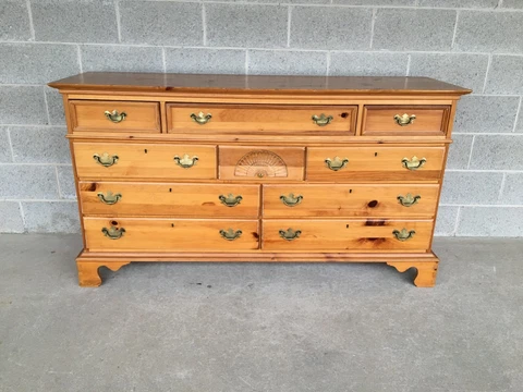 LEXINGTON PINE 10 DRAWER CHIPPENDALE STYLE DRESSER Cover