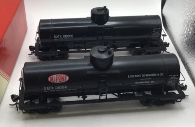 RED CABOOSE HO Scale 2 x Tank Wagons Du Pont GATX BLACK VGC - Image 1 of 4