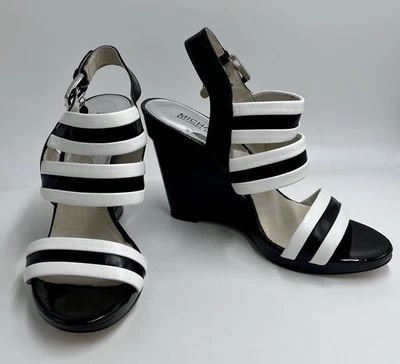 Sandalia MICHAEL Kors charol blanco y negro correa de cuña con dije Foto 1 de 4