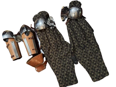 Средневековые стальные рифленые коленные и локтевые колпачки доспехи ТЯЖЕЛЫЙ металл, кожа, тканевый рукав - Изображение 1 из 4