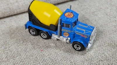 Camión de volteo Matchbox Superfast MB30 Peterbilt ritmo construcción amarillo Foto 1 de 4