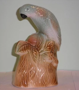 Estatuilla de periquito de loro verde vintage cerámica esmaltada de Brasil 7" de alto - Imagen 1 de 7