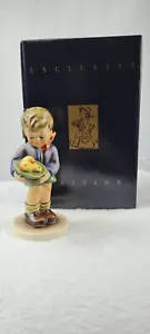 Hummel GESCHENK VON EINEM FREUND Figur #485 neu im Karton 4 7/8 Zoll Etikett 160,00 $ - Bild 1 von 6
