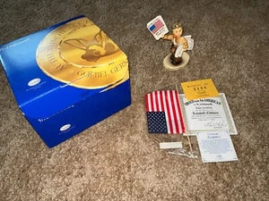 Nuovo con scatola Goebel Hummel 1st Iss Extra We Stand Proud God Bless America 5,5" 2113 - Foto 1 di 10